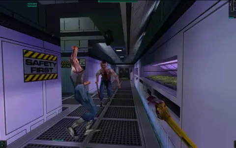 W korytarzu stacji kosmicznej, dwóch zombie z bronią w ręku goni gracza. To klasyczny przykład rozgrywki w stylu immersive sim.