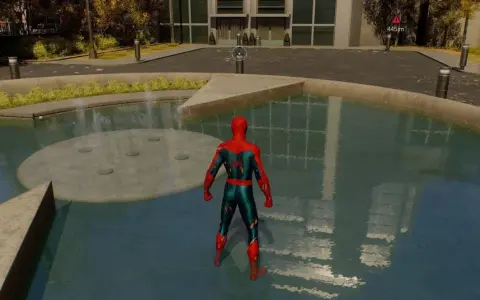 Spiderman 2, w swoim zniszczonym kostiumie, stoi przy fontannie, gotowy do akcji.
