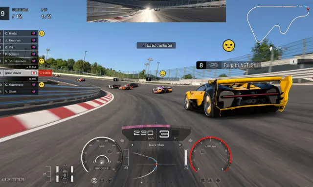 Wyścig w Gran Turismo 7 na Xbox. Żółto-czarny Bugatti VGT Gr.1 pędzi po torze, a na ekranie widać prędkość 230 km/h.