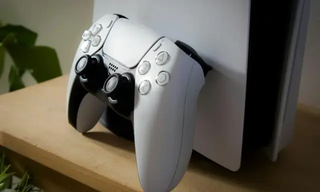 Biały kontroler DualSense i konsola PlayStation 5, symbolizujące ekscytację, kiedy wyszło PS5.