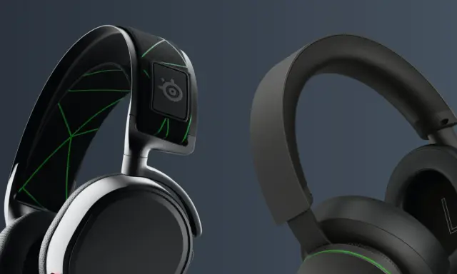 Dwa zestawy słuchawek, jeden z zielonym wzorem, drugi gładki. Dowiedz się, jak podłączyć słuchawki bezprzewodowe do Xbox Series X.