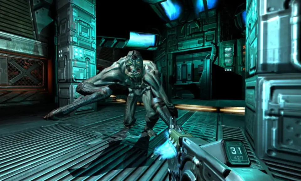 Potwór z Doom 3 BFG Edition spolszczenie czai się w korytarzu. Gracz celuje z broni.
