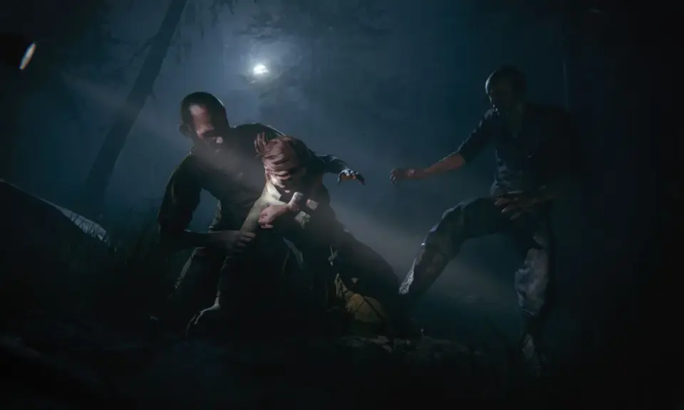 Mroczna scena z Outlast 2. Dwóch mężczyzn atakuje kobietę w lesie. Sprawdź wymagania Outlast 2, by uniknąć takich sytuacji!