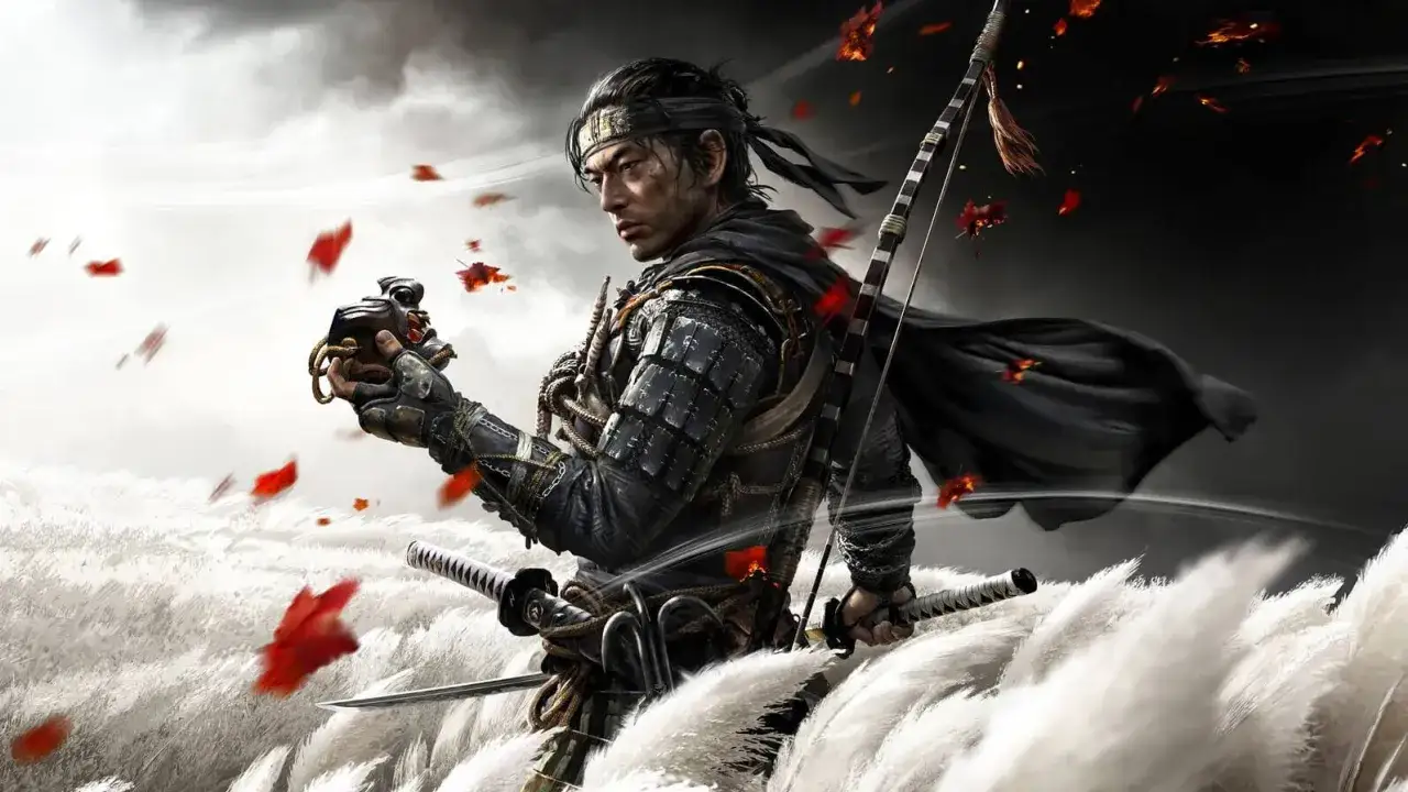 Samuraj z gry Ghost of Tsushima w zbroi, z mieczem i łukiem, otoczony białymi trawami i spadającymi liśćmi klonu.