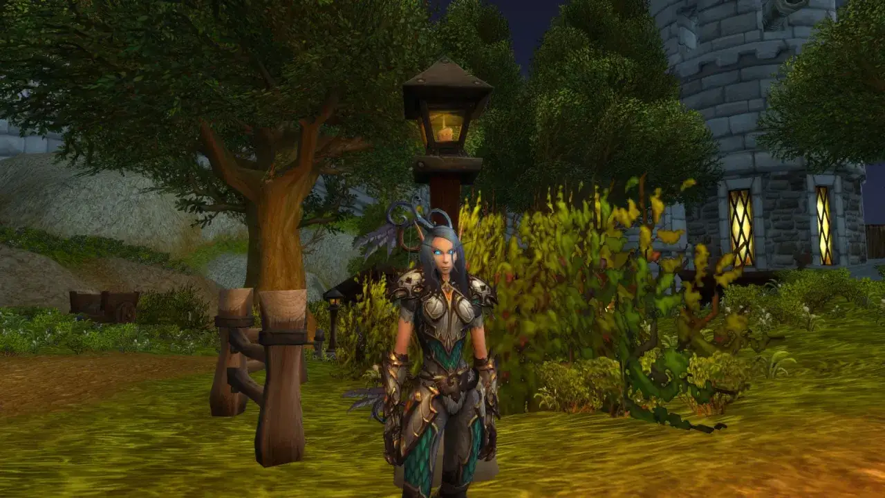 Elfka w zbroi pod latarnią, gotowa na wow free weekend! W tle zamek i drzewa.