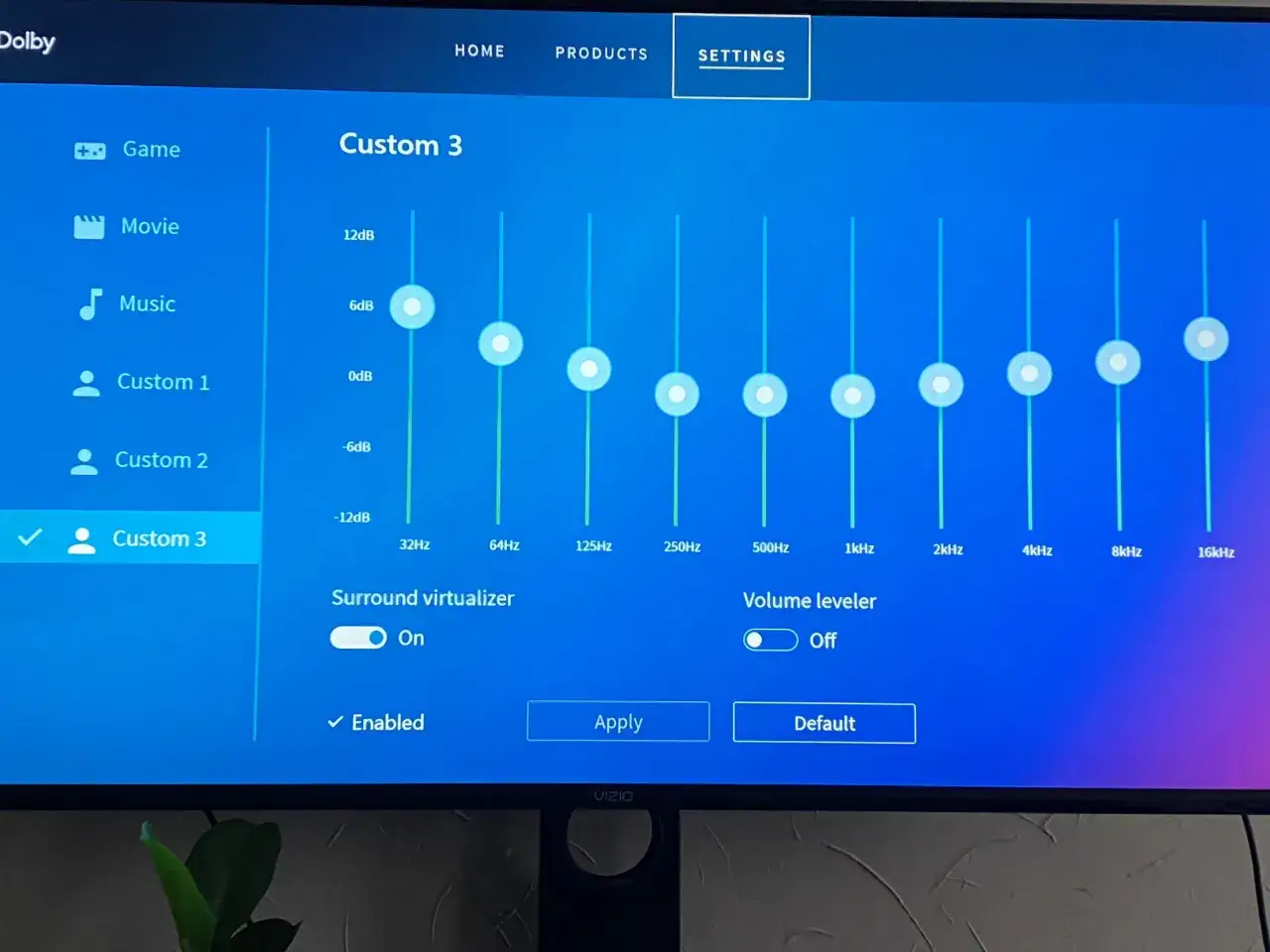 Ustawienia Dolby Atmos na Xboxie: profil Custom 3 z włączonym wirtualizatorem dźwięku przestrzennego.