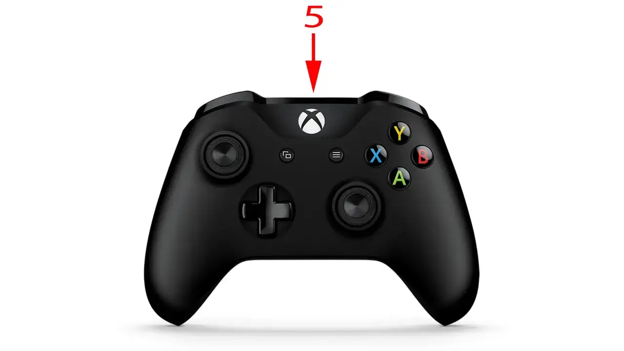 Czarny kontroler Xbox z czerwoną strzałką wskazującą przycisk Xbox. Dowiedz się, jak podłączyć kierownicę do Xboxa.