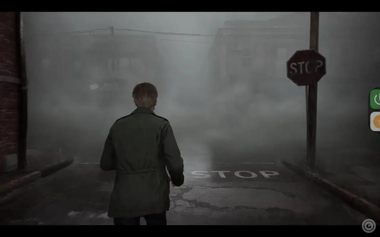James Sunderland wchodzi w gęstą mgłę w Silent Hill 2, mijając znak STOP.