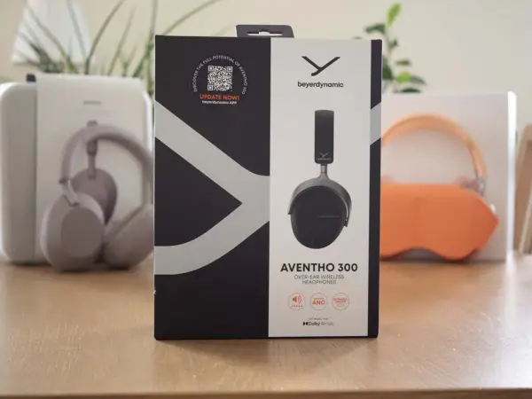 Pudełko słuchawek beyerdynamic Aventho 300 z logo Dolby Atmos, sugerujące immersyjne wrażenia dźwiękowe.