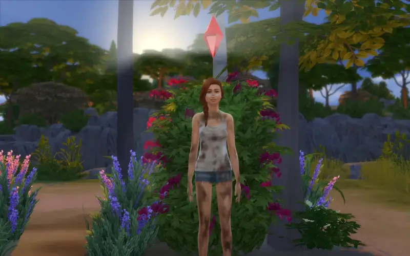 Symulacja życia w The Sims 4 z mod na cenzurę. Simka w brudnych ubraniach stoi przed krzakiem z kwiatami.